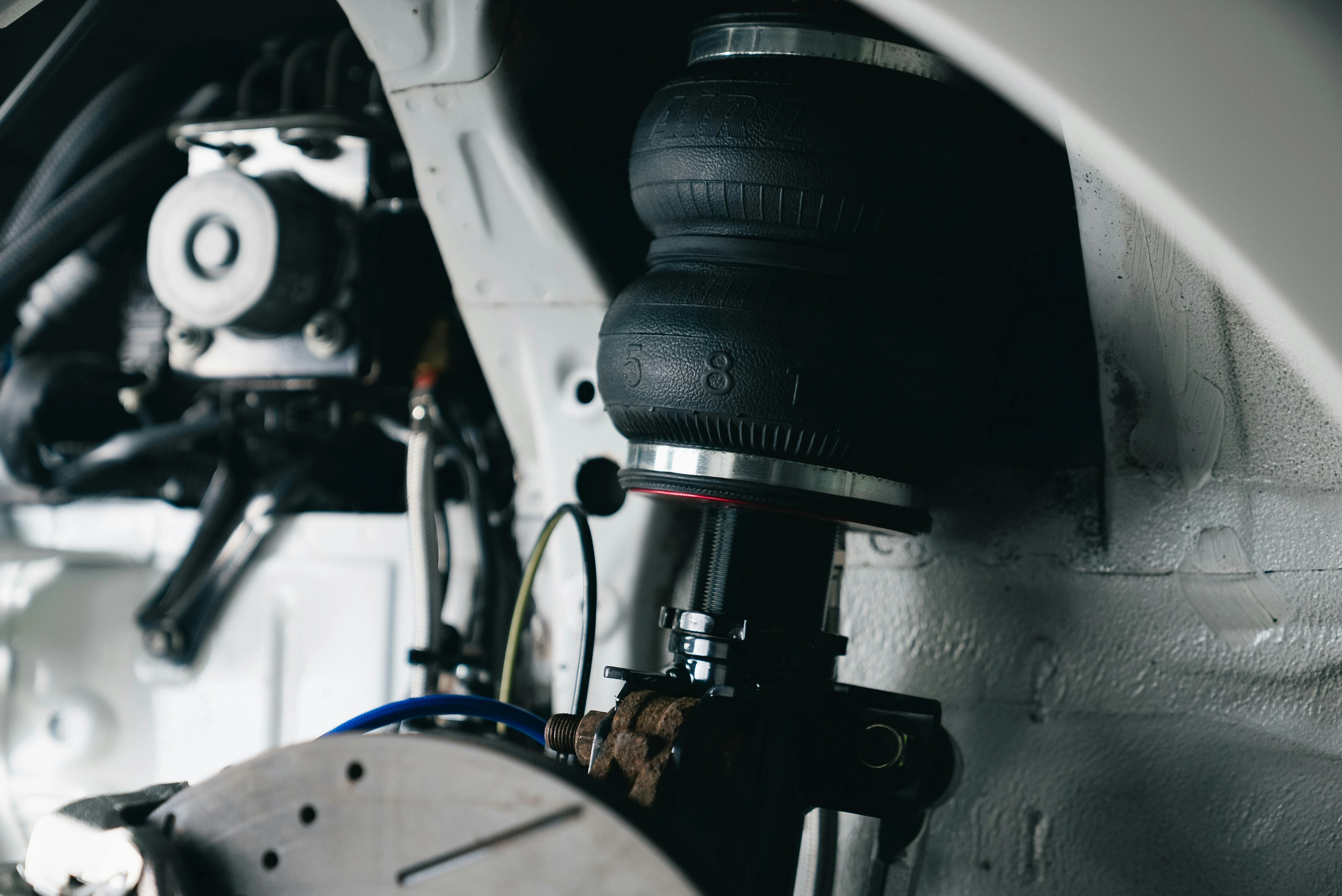 Objawy zużytych amortyzatorów – jak je rozpoznać?